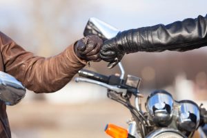 Odpowiedni strój na motocykl – dlaczego jest taki ważny?