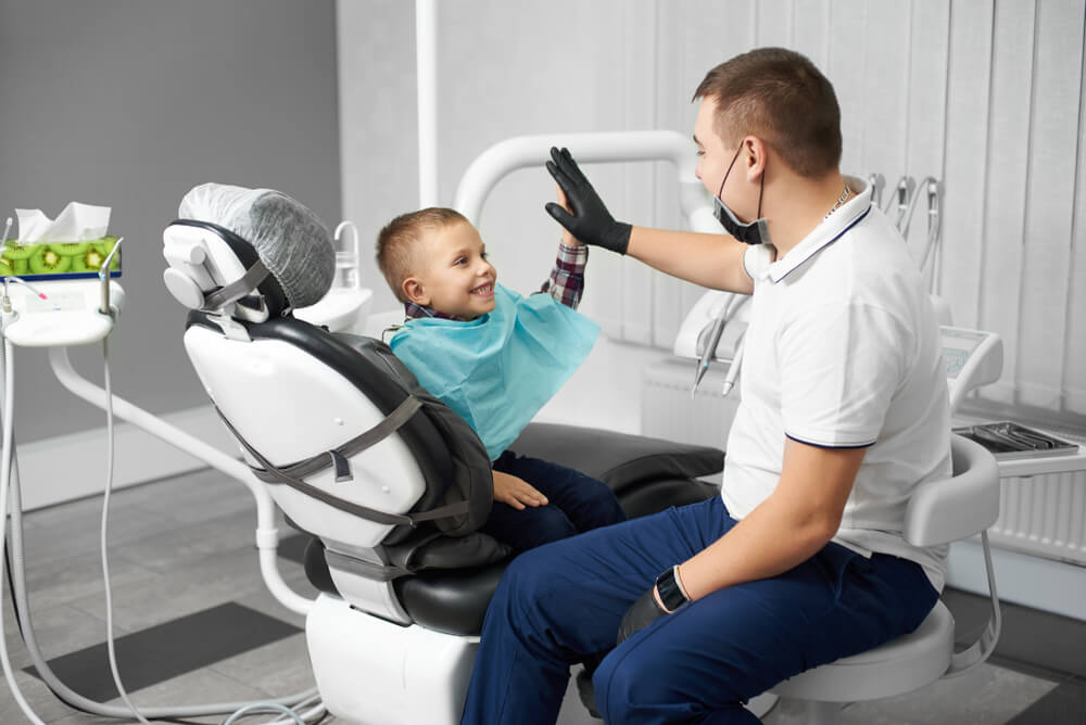 Dziecko w gabinecie stomatologicznym – jakie zabiegi warto rozważyć?