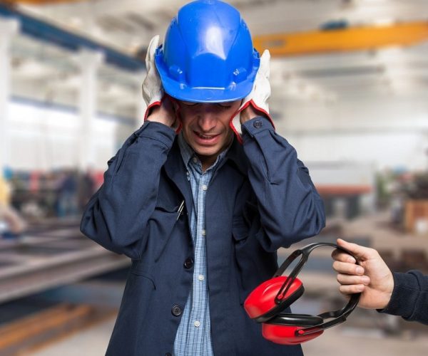 Wysoka wartość Decybeli na hali produkcyjnej – chroń słuch pracownika