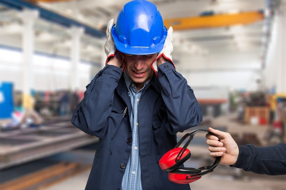 Wysoka wartość Decybeli na hali produkcyjnej – chroń słuch pracownika