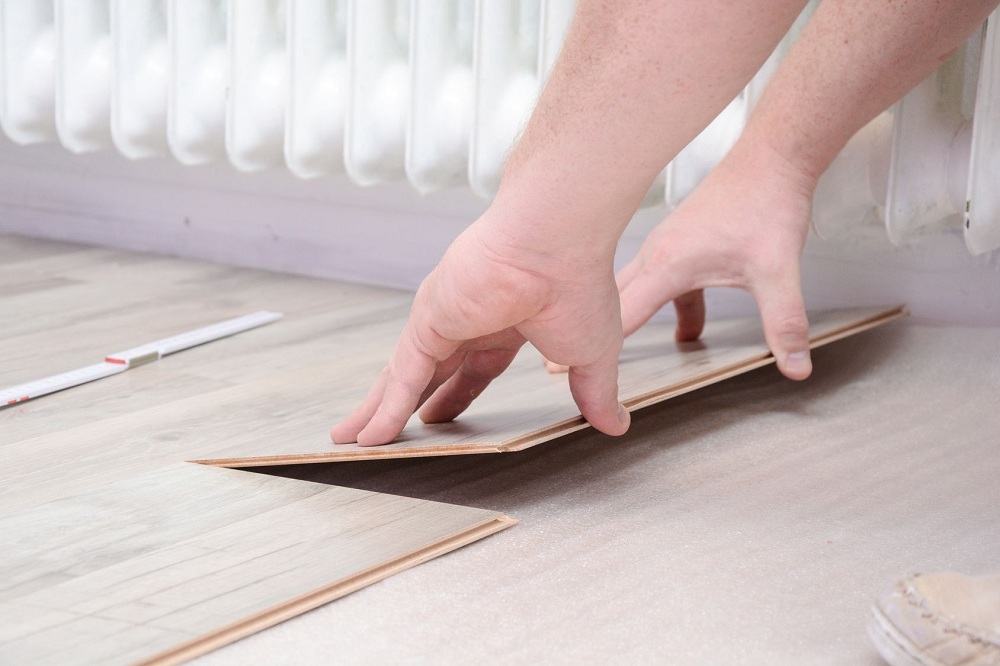Jak układać panele podłogowe – najważniejsze zasady o których warto pamiętać