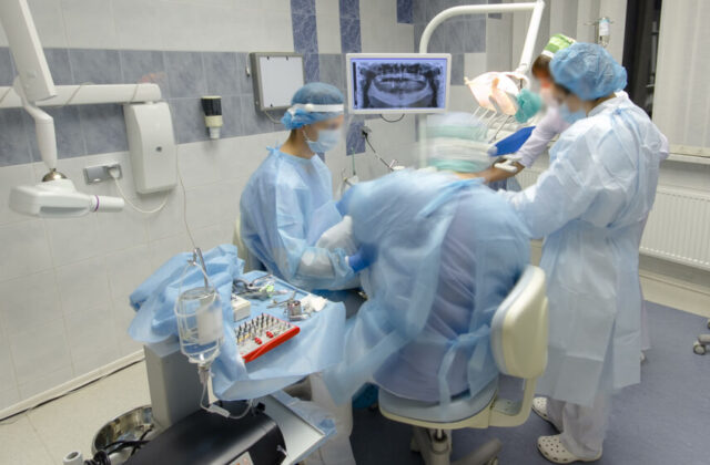 Asysta implantologiczna – szkolenie jest niezbędne