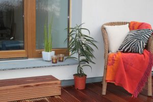 Taras, weranda, patio, altanka – jak zadbać o drewno poza domem niezależnie od warunków pogodowych?