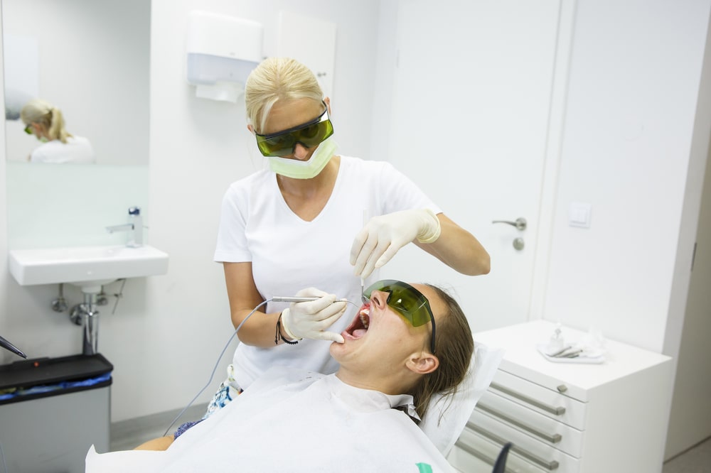 Leczenie przyzębia – dlaczego warto korzystać z pomocy periodontologa?