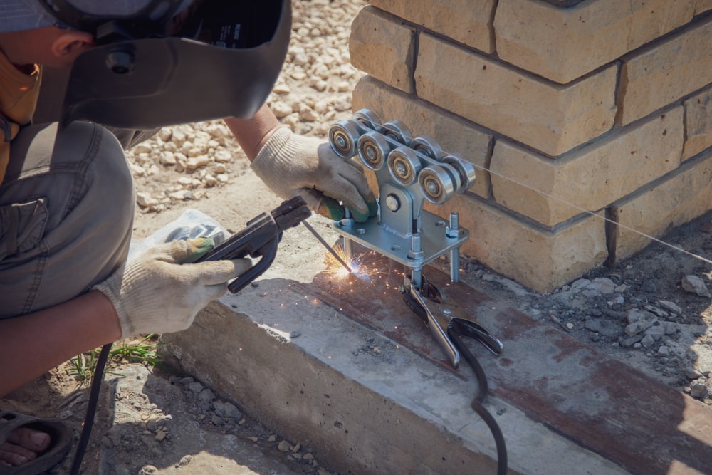 Montaż bram przesuwnych – poradnik krok po kroku