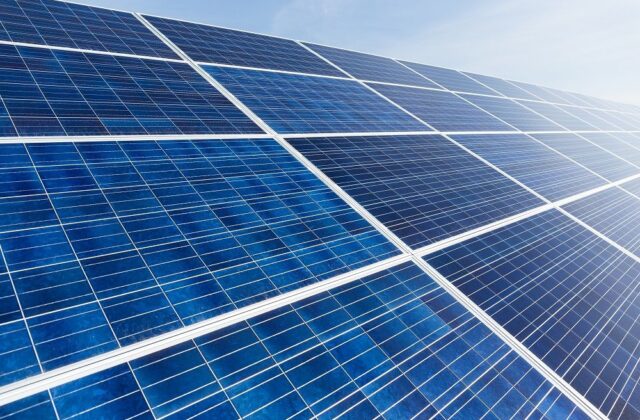 Co to jest szkło solarne? Zastosowanie w panelach fotowoltaicznych