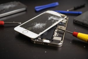 Serwis pogwarancyjny Apple czy zwykły serwis GSM – gdzie naprawić iPhone’a?