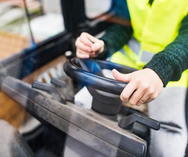 Wózek widłowy z napędem hydrostatycznym – najważniejsze zasady użytkowania