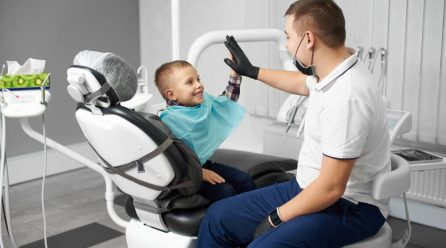 Dziecko w gabinecie stomatologicznym – jakie zabiegi warto rozważyć?