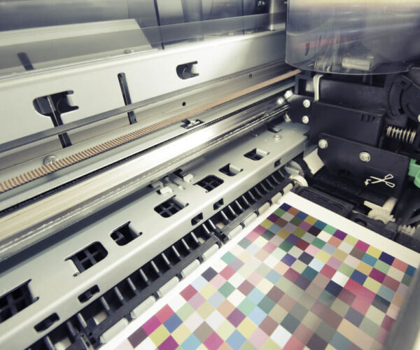 Plotery rolowe UV w druku wielkoformatowym