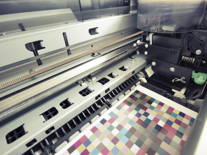 Plotery rolowe UV w druku wielkoformatowym