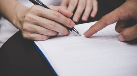 Poświadczenie daty na dokumencie – kiedy warto je wykonać?