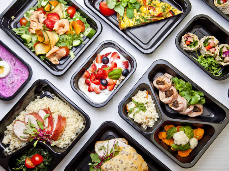 Niezbędnik cateringowy czyli pojemniki jednorazowe do zgrzewu