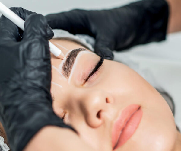 Planujesz świadczenie usługi makijażu permanentnego? Sprawdź, w co wyposażyć salon!