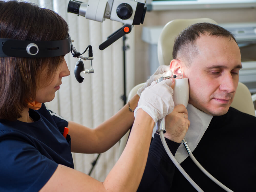 Płukanie uszu – kiedy będzie trzeba skorzystać z pomocy laryngologa?