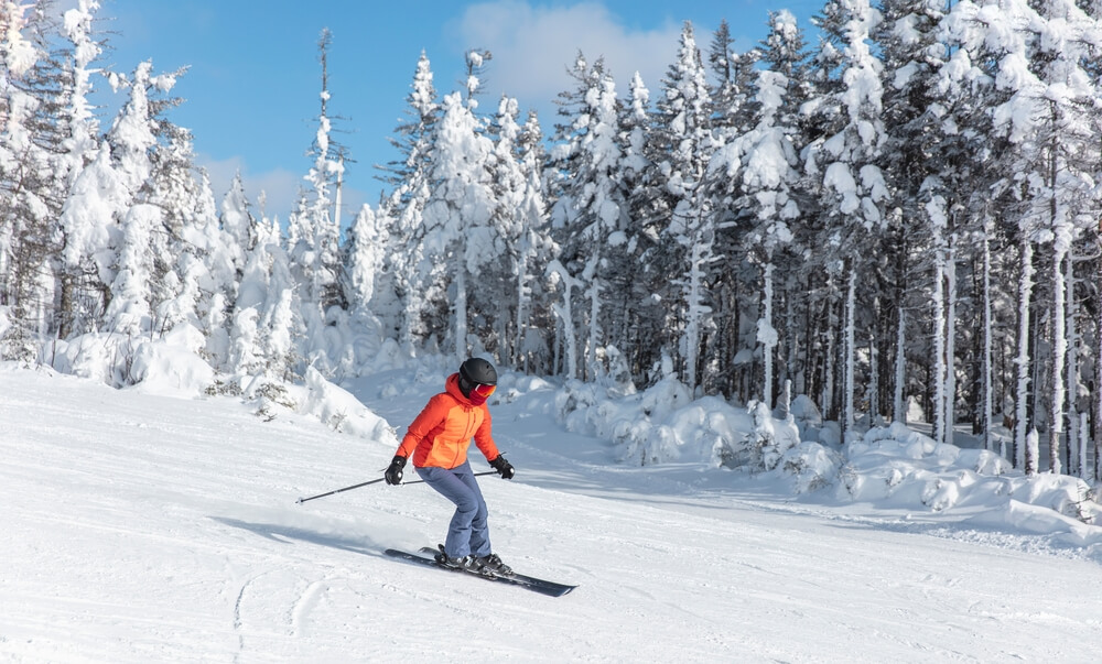 Ekwipunek początkującego narciarza – jakie elementy powinny się w nim znaleźć?