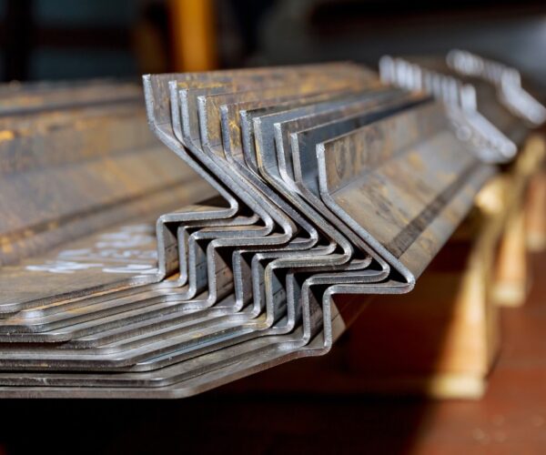 Zalety wykorzystania obrabiarek CNC w gięciu blachy