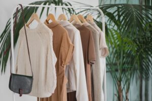Jak wybrać modną odzież do sklepu, która naprawdę się sprzedaje