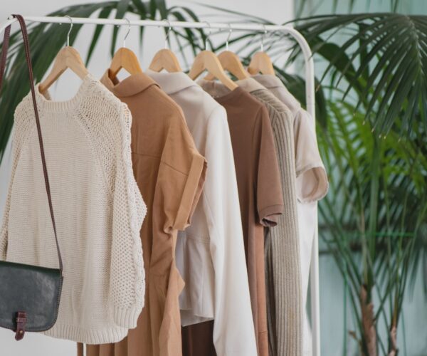 Jak wybrać modną odzież do sklepu, która naprawdę się sprzedaje
