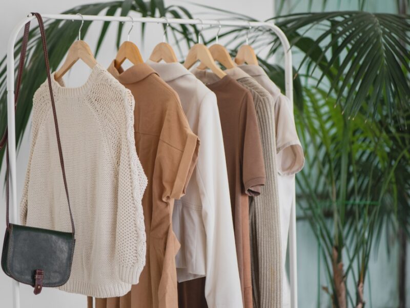 Jak wybrać modną odzież do sklepu, która naprawdę się sprzedaje